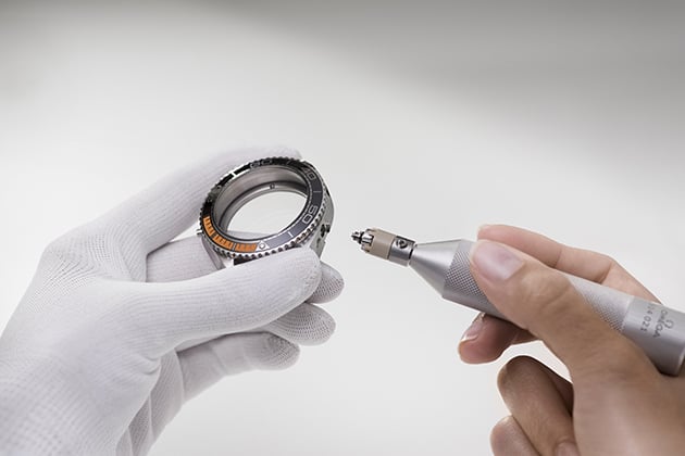 Reassembling the case and restoring the water resistance 1/3